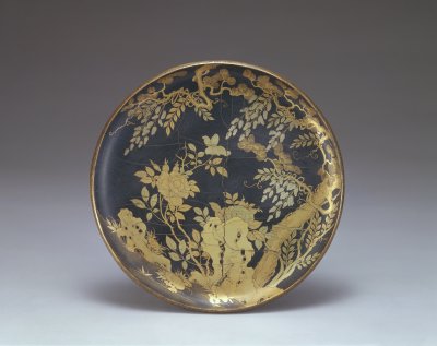 图片[1]-Black lacquer disk with golden cane pattern-China Archive